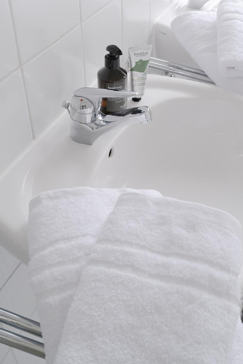 Bella Casa - Business&Family - 2 Zimmer Direkt Neben Schloss, Parkplatz, Smarttv, Netflix, Waschmaschine, 24H Checkin, 71Qm, Kingsizebett, Hotelbettwaesche Ludwigsburg Ngoại thất bức ảnh